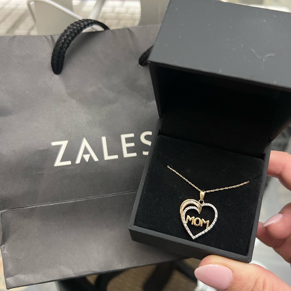 Diamond "MOM" Heart Pendant  Necklace in Gold